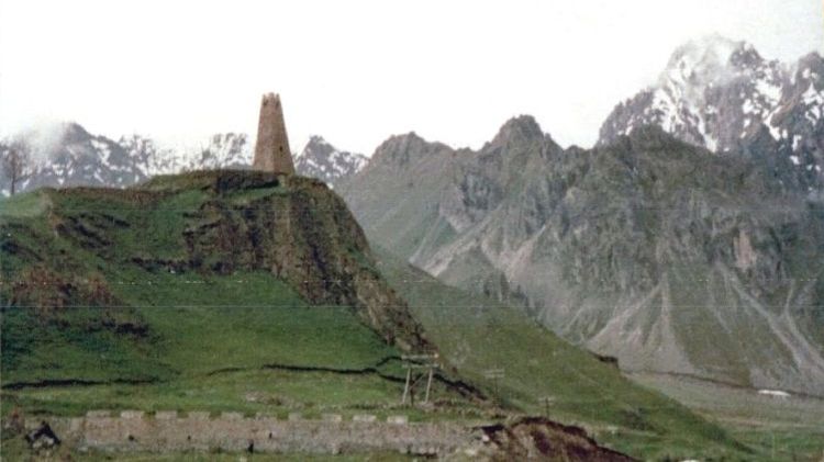 georgiem - Kaukasus ein Wachturm an der Heerstrasse (copyright Ines Bauer)