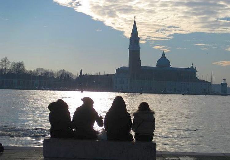 Frauen im Abendlicht