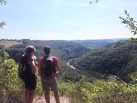 Frauen Ausblick ins Tal